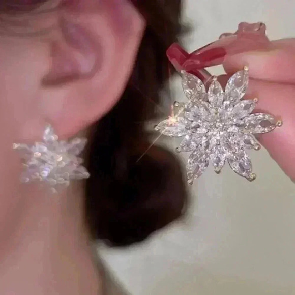 Snowflake flower shape rhinmestone earrings chic classy elegant luxe - Picture 1 of 3